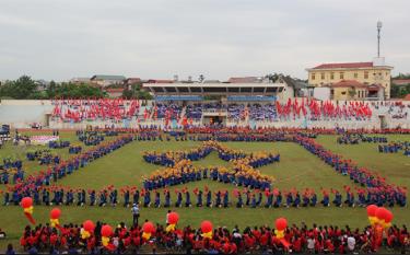 Gần 5.000 đoàn viên thanh niên tham gia xếp hình biểu tượng cờ Tổ quốc trong Ngày hội Tuổi trẻ Yên Bái nhớ lời Bác dạy.