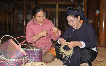 Đồng bào dân tộc Tày Lục Yên với nghề thủ công truyền thống.