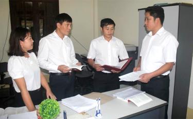 Lãnh đạo và cán bộ Tòa án nhân dân huyện Trạm Tấu trao đổi nghiệp vụ.