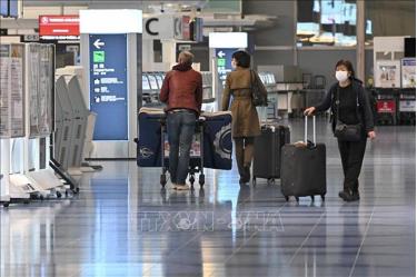 Hành khách làm thủ tục tại sân bay Haneda ở thủ đô Tokyo, Nhật Bản. Ảnh tư liệu