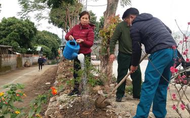 Bà Đào Thị Mến luôn tích cực trong các công việc chung của thôn.