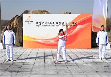 Vận động viên Martina Caironi (giữa) tham gia lễ rước đuốc Paralympic mùa Đông Bắc Kinh 2022, Trung Quốc, ngày 3/3/2022.