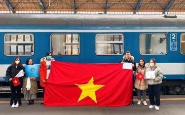 Sinh viên, nhân viên Đại sứ quán Việt Nam tại Hungary ra ga tàu đón dafabet dang nhap Việt từ Ukraine sang.