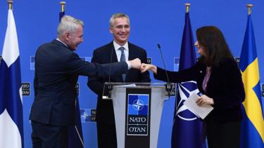 Tổng thư ký NATO Jens Stoltenberg (giữa) cùng Ngoại trưởng Phần Lan Pekka Haavisto (bên trái) and Ngoại trưởng Thụy Điển Ann Linde sau cuộc họp ở Brussels ngày 24/2/2022.