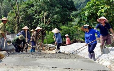 Hội viên phụ nữ huyện Trấn Yên tham gia làm đường giao thông nông thôn.