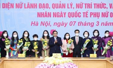 Thủ tướng Phạm Minh Chính chúc mừng các đại diện nữ lãnh đạo quản lý, trí thức và văn nghệ sỹ tiêu biểu.