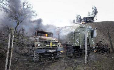 Radar và thiết bị quân sự bị phá huỷ tại căn cứ Ukraine ở ngoại ô thành phố Mariupol ngày 24/2/2022.