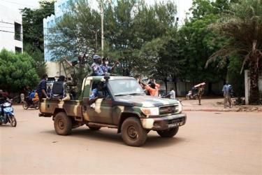 Binh sỹ Mali tuần tra trên đường phố tại Bamako.