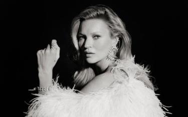 Kate Moss là gương mặt nổi bật trong làng thời trang thập niên 90.