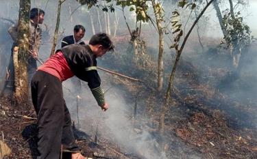 Người dân huyện Trạm Tấu tham gia diễn tập phòng cháy, chữa cháy rừng.