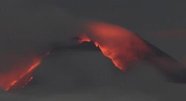 Núi Merapi phun trào dung nham - Ảnh: AAP