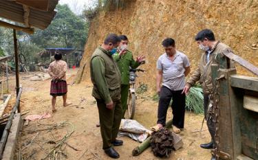 Thiếu tá Giàng A Hà - Trưởng Công an xã Kiên Thành vận động người dân chấp hành chủ trương, chính sách của Đảng, Nhà nước.