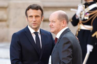 Tổng thống Pháp Emmanuel Macron (trái) và Thủ tướng Đức Olaf Scholz tại hội nghị thượng đỉnh EU ở Versailles, Pháp ngày 10/3.