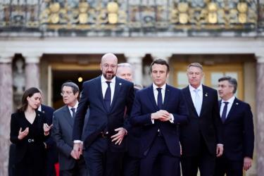 Tổng thống Pháp Emmanuel Macron, Chủ tịch Hội đồng châu Âu Charles Michel cùng các lãnh đạo EU khác chụp ảnh tại hội nghị không chính thức ở Versailles ngày 10/3.