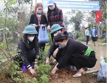 Lãnh đạo Hội LHPN tỉnh và lãnh đạo huyện Yên Bình tham gia trồng cây.
