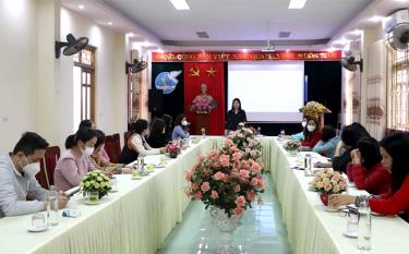 Lãnh đạo Hội Liên hiệp Phụ nữ tỉnh thông báo nhanh kết quả Đại hội đại biểu Phụ nữ lần thứ XIII tại cơ quan Tỉnh hội Phụ nữ.