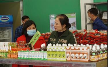 Khách hàng đến mua các sản phẩm OCOP tại Cửa hàng Nông sản HTX Nông nghiệp Minh Bảo Fresh Foods.