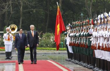 Thủ tướng Phạm Minh Chính và Thủ tướng Malaysia Dato’ Sri Ismail Sabri bin Yaakob duyệt đội danh dự Quân đội nhân dân Việt Nam.