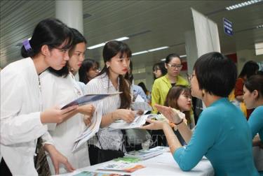 Sinh viên Đại học sư phạm Hà Nội tìm hiểu thông tin việc làm với nhà tuyển dụng. Ảnh minh họa