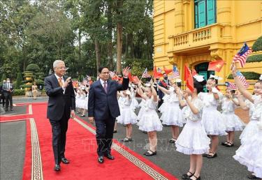 Thiếu nhi Thủ đô Hà Nội chào đón Thủ tướng Phạm Minh Chính và Thủ tướng Malaysia Dato’ Sri Ismail Sabri bin Yaakob.