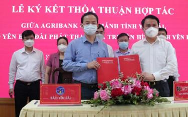 Lãnh đạo Agribank Chi nhánh tỉnh ký thỏa thuận hợp tác với lãnh đạo Báo Yên Bái.