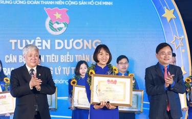 Chủ tịch Ủy ban Trung ương Mặt trận tổ quốc Việt Nam Đỗ Văn Chiến và Bí thư thứ nhất Trung ương Đoàn Nguyễn Anh Tuấn trao bằng khen và biểu trưng cho cá nhân đoạt Giải thưởng Lý Tự Trọng.