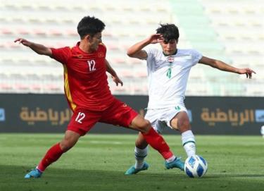 U23 Việt Nam (áo đỏ) đã tạo được thế trận khá tốt trước U23 Iraq.