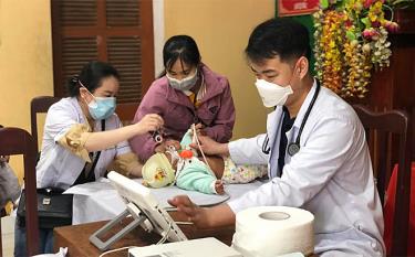 Các bác sỹ Trung tâm Tim mạch, Bệnh viện E Hà Nội khám sàng lọc cho trẻ em bị tim bẩm sinh trên địa bàn huyện Trấn Yên.