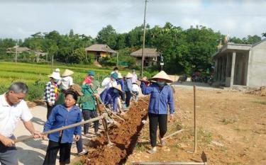 Người dân xã Vũ Linh tham gia làm đường giao thông nông thôn.