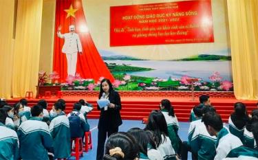 Tuyên truyền phòng, chống bạo lực học đường tại Trường THPT Nguyễn Huệ, thành phố Yên Bái.