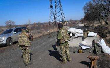 Binh sĩ Ukraine tuần tra trên đường gần Kharkiv, Ukraine.