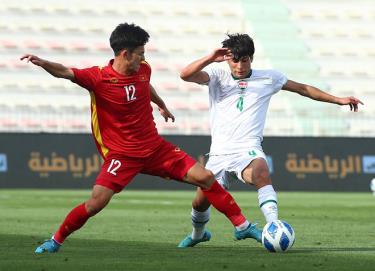 U23 Việt Nam (áo đỏ) tái đấu U23 Iraq ở trận phân hạng 7-8.
