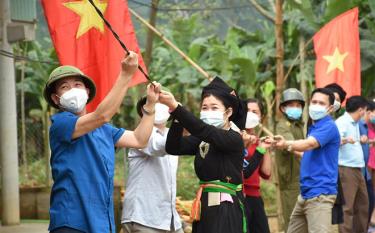 Cán bộ huyện Lục Yên tham gia “Ngày cùng dân” thực hiện công trình “Thắp sáng đường quê” tại xã Minh Chuẩn.