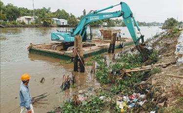 Thi công kè chống sạt lở sông Ô Môn qua địa bàn huyện Thới Lai. Ảnh minh họa