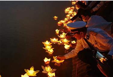 Đồng đội thả hoa đăng tưởng nhớ các liệt sĩ đã hy sinh vì Tổ quốc.