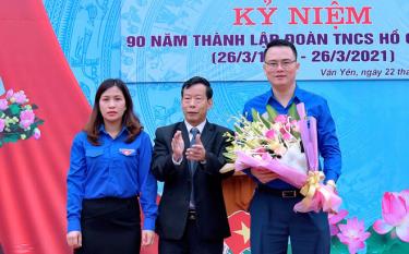 Teacher Ha Huu Thanh (first, right) is one of the 94 recipients of the 2022 Ly Tu Trong Award.