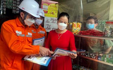 The Yen Bai Power Company's staff give away leaflets to call on people to use electricity efficiently and response to the Earth Hour this year.