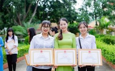 Chị Hà Thị Mơ - Trường THPT Sơn Thịnh (đứng giữa) đã được nhận nhiều bằng khen, giấy khen vì có thành tích xuất sắc trong công tác chuyên môn.