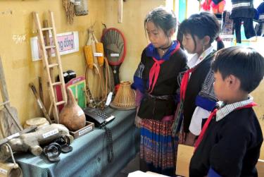 Students of the Cu Nha primary and secondary semi-boarding school for ethnic minority students with their “Community corner” in the classroom.