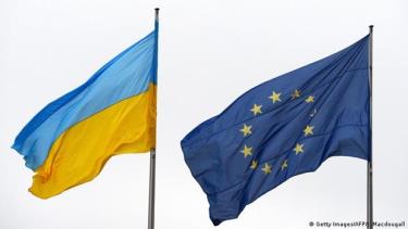 Cờ Ukraine (trái) và EU. (Nguồn: Getty Images)