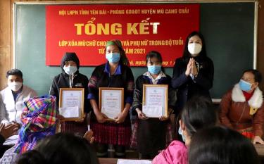 Hội Liên hiệp Phụ nữ tỉnh phối hợp tổ chức 7 lớp xóa mù chữ cho trẻ em gái và phụ nữ dân tộc Mông từ 15 - 35 tuổi ở huyện Mù Cang Chải.