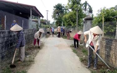 Hội Phụ nữ xã Báo Đáp tham gia vệ sinh môi trường.
