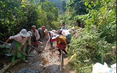 Phụ nữ huyện Trạm Tấu tích cực tham gia làm đường giao thông nông thôn.