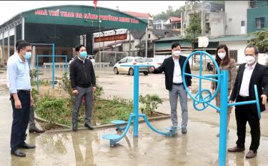 Đoàn công tác của thành phố Yên Bái kiểm tra công trình huy động nguồn đóng góp của nhân dân tại phường Minh Tân.