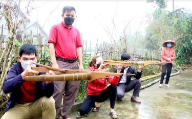 Anh Tăng Văn Thủy hướng dẫn các thành viên trong Câu lạc dafabet dang nhap kỹ thuật ngắm bắn nỏ.