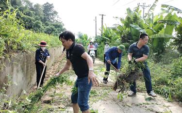 Cán bộ xã Yên Hợp tham gia “Ngày thứ Bảy cùng dân”.