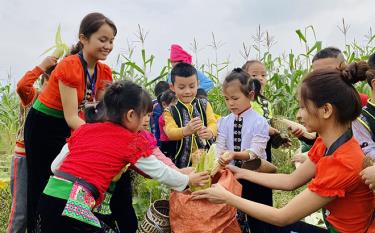 Trường Mầm non Hoa Phượng, thị xã Nghĩa Lộ tổ chức nhiều hoạt động trải nghiệm cho trẻ.