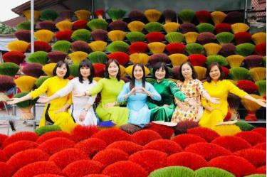 Phụ nữ Thủ đô duyên dáng trong tà áo dài.
