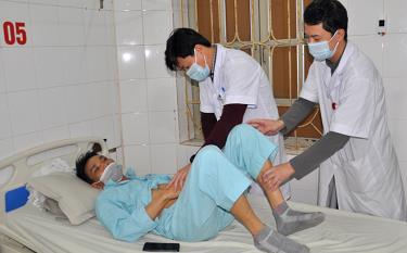Bác sĩ Bệnh viện Đa khoa khu vực Nghĩa Lộ thăm khám cho bệnh nhân.