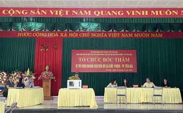 Các hộ kinh doanh bốc thăm vị trí kinh doanh tại Chợ Bến Đò mới.